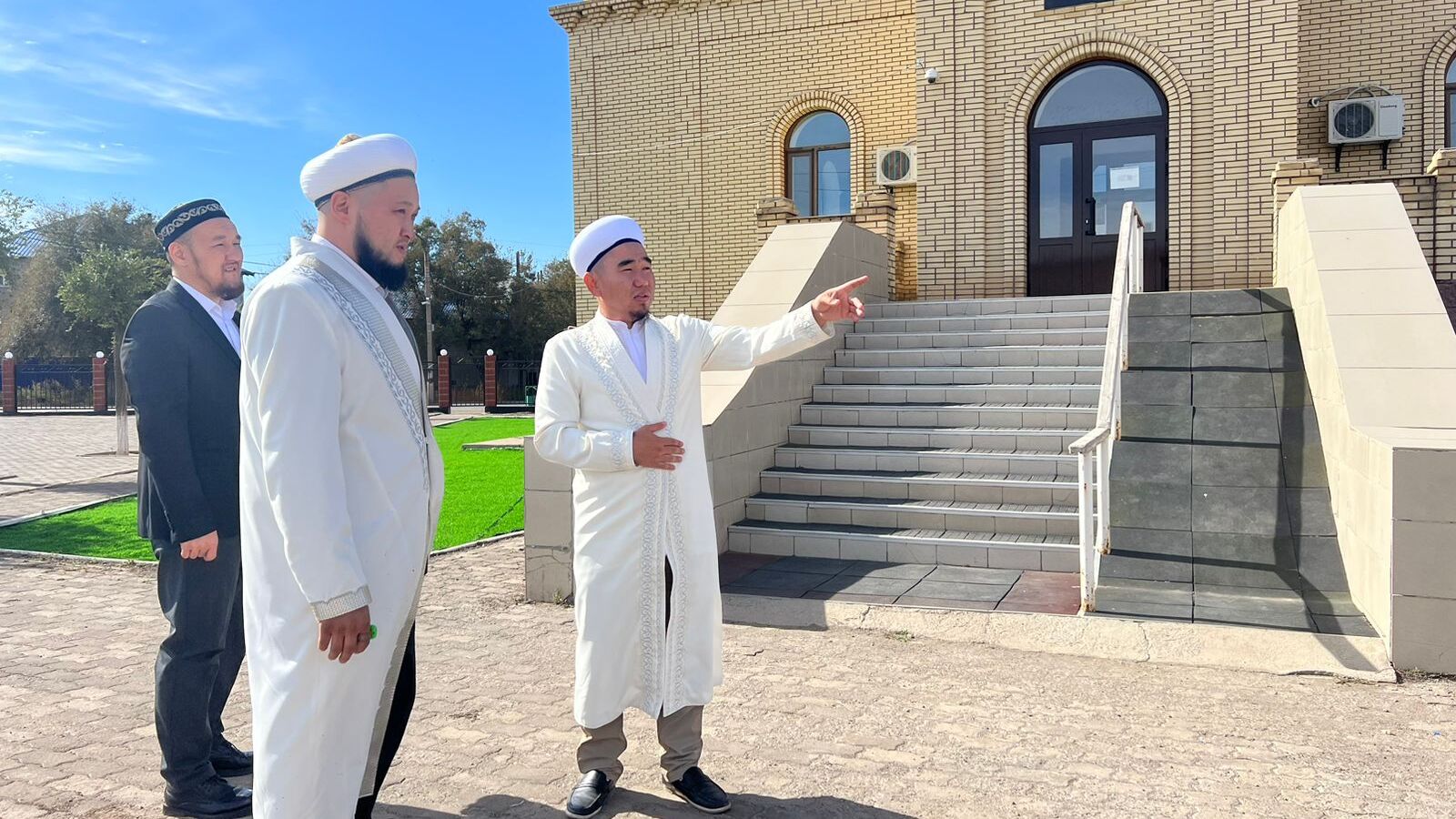 БАС ИМАМ ҚАРАЖАЛ ЖАМАҒАТЫМЕН ЖҮЗДЕСТІ
