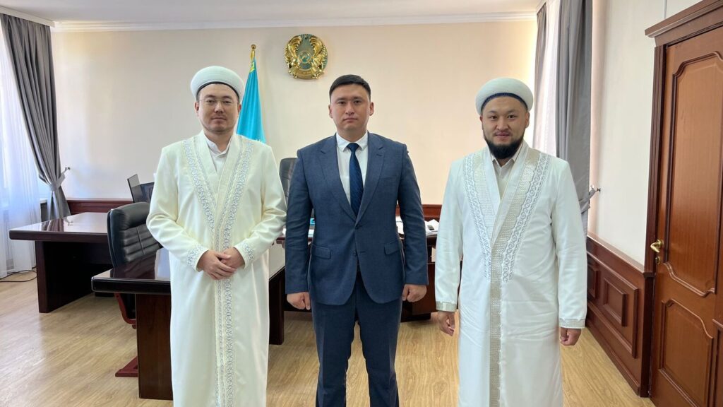 ӨКІЛ ИМАМ СӘТБАЕВ ҚАЛАЛЫҚ МЕШІТІ ЖҰМЫСТАРЫМЕН ТАНЫСЫП, ҚАЙЫРЫМДЫЛЫҚ ІС-ШАРАСЫНА ҚАТЫСТЫ