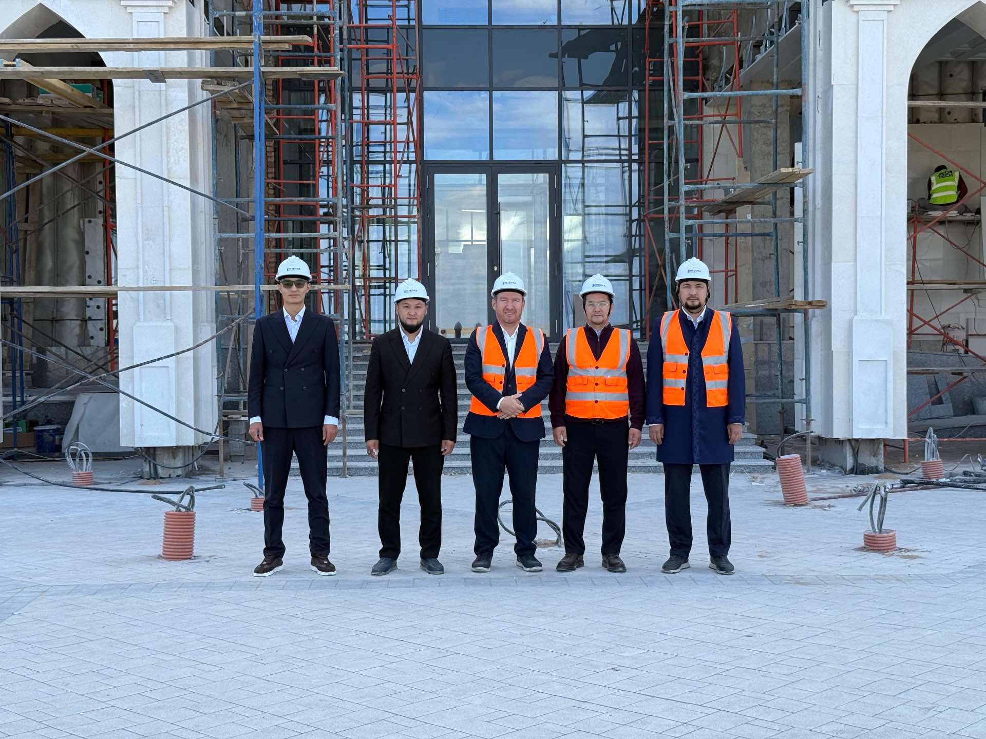 ҚМДБ ӨКІЛДЕРІ ЖЕЗҚАЗҒАНДА САЛЫНЫП ЖАТҚАН МЕШІТ ҚҰРЫЛЫСЫМЕН ТАНЫСТЫ