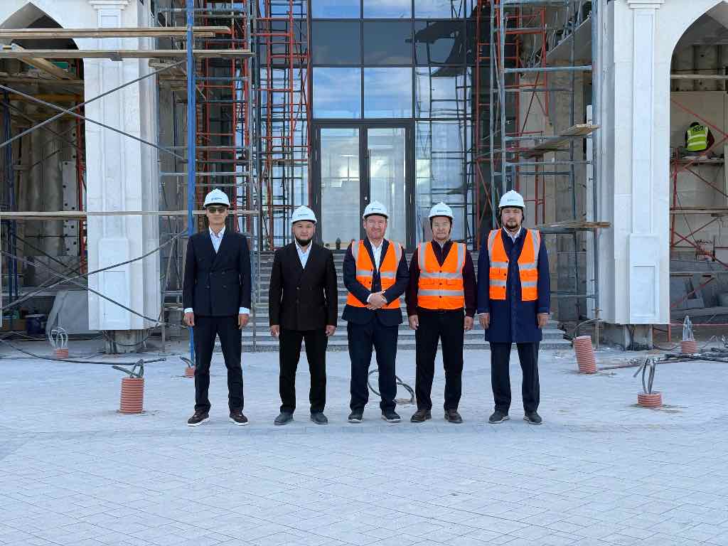 ҚМДБ ӨКІЛДЕРІ ЖЕЗҚАЗҒАНДА САЛЫНЫП ЖАТҚАН МЕШІТ ҚҰРЫЛЫСЫМЕН ТАНЫСТЫ